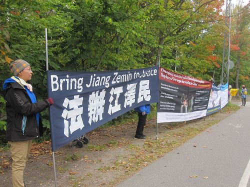 '图:芬兰法轮功学员分别在议会、总统府、总理府附近,举横幅和平抗议活动'