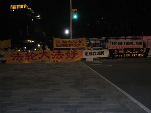 '图1:法轮功学员在威斯汀大酒店前的深夜守候'
