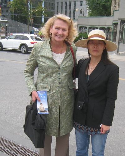'图6:加拿大国会议员Karen McGrimmon女士(左)和法轮功学员合影'
