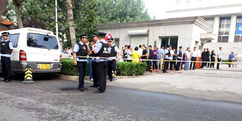 '图:庭审前,廊坊广阳区法院到处都是警察和便衣,监视周围的百姓。'