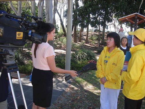 '图4:WIN TV电视台采访法轮功学员'