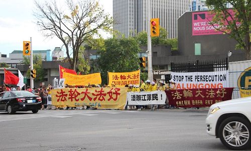 '图2~3:“停止迫害”、“法轮大法好”。'