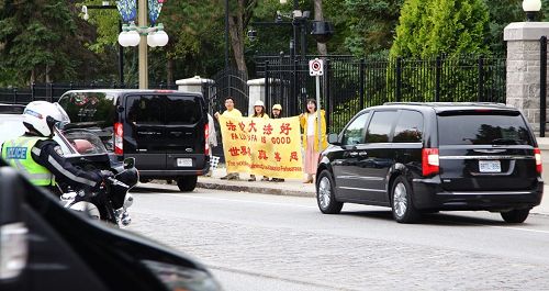 '图5:法轮功学员在李克强通往总督府的路上打出停止迫害法轮功的横幅。'
