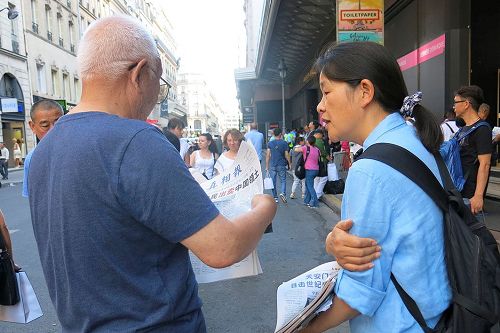 '图1:退党义工在向巴黎拉法耶特商店门前的大陆游客讲真相。'