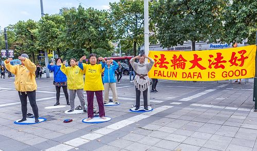 '图1:法轮功学员在斯德哥尔摩北城广场举行讲真相活动'