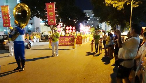 '图5:法轮功学员应邀在槟城五条路彩虹公寓,华人集中区游行,与当地民众欢庆中秋。'