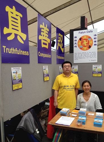 '图:斯旺西大学招新会上,“法轮功社团”的展位'