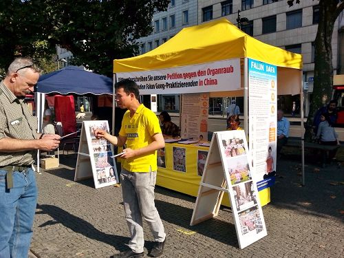 '图1,法轮功学员在德国“亚琛协会活动日”上展示功法,并讲述法轮功无辜遭受中共迫害的真相。'