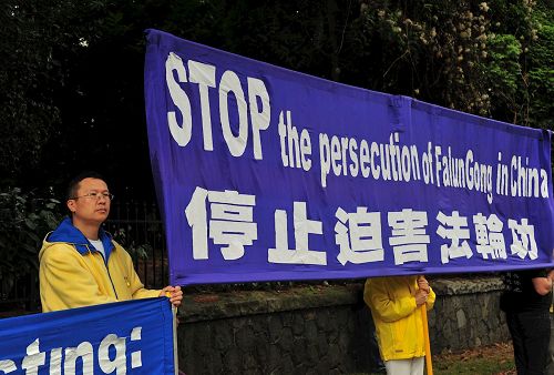 '图5:温哥华法轮功学员张春雨(左)希望世人能明白真相,选择与善良为伍。'