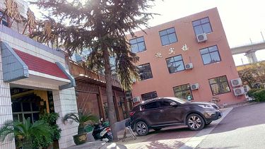 附图:青龙山庄院迎宾楼。