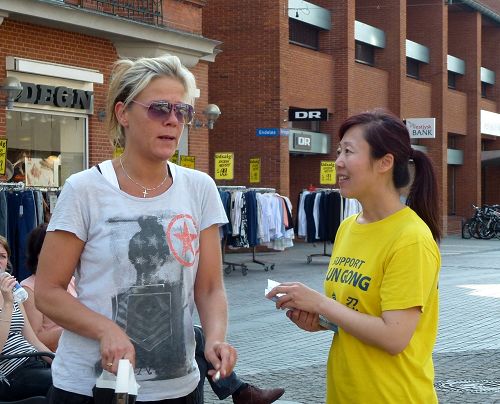 在Holstebro市,一位中年女士感慨活摘器官太可怕了。