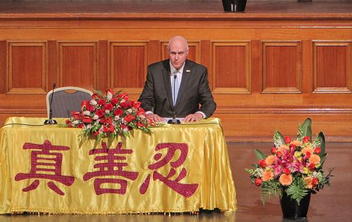 图3-4:二零一六年澳洲法会上,法轮功学员交流修炼心得