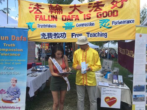 '图2:“2016肯塔基黑人小姐在听到了学员讲的真相后, 在“制止活摘法轮功学员器官”的请愿书上签名。'