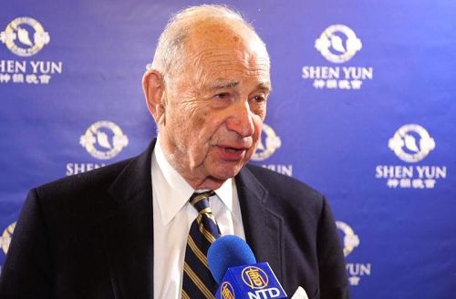 '图1:前加州参议员、前圣马刁县高等法院法官Quentin Kopp对神韵赞叹不已。'