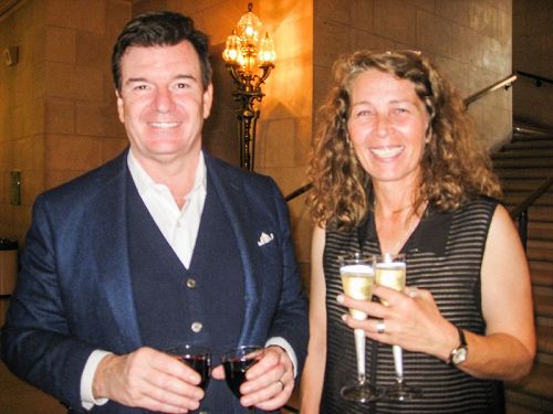 '图10:太阳能科技公司执行长Rod MacGregor和厂务经理Michelle一同观看了一月七日下午,神韵在旧金山歌剧院的演出。他表示喜欢神韵传递的信息。'