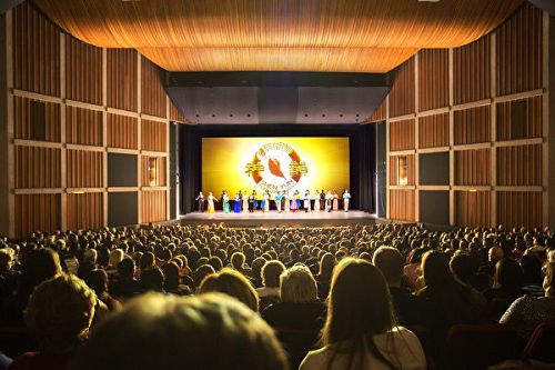 2016年12月30日晚神韵世界艺术团在著名的汉密尔顿剧院(Hamilton Place Theater)的首场演出。