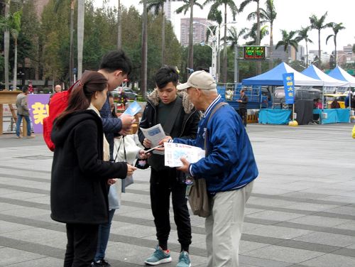 图6:中西游客喜闻法轮功真相,表示要等待观看学员集体大炼功和天国乐团的表演。