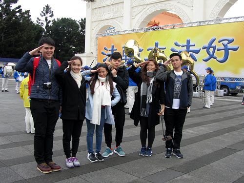 图7:来自马来西亚的三对男女青年聆听天国乐团演奏的圣乐感到很高兴。