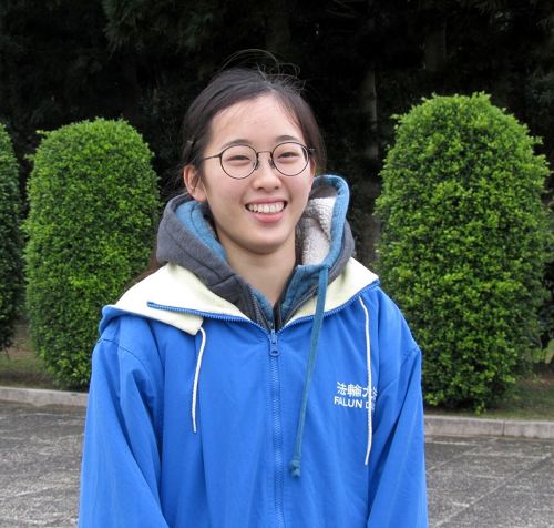 '图7:廖秀妍修炼大法之后懂得为他人着想,变得平易亲和好人缘。'