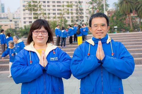 '图5:妇产科医师黄栋梁与妻子陈丽珍一起向师父拜年,恭祝师尊新年快乐。'
