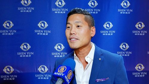 图3:纽约INSP电视网副总裁Mark King和妻子看完一月十二日的演出后都感动落泪,他建议大家看神韵要“记着带纸巾,(因为)她会感动你,以非常棒的方式感动你。”
