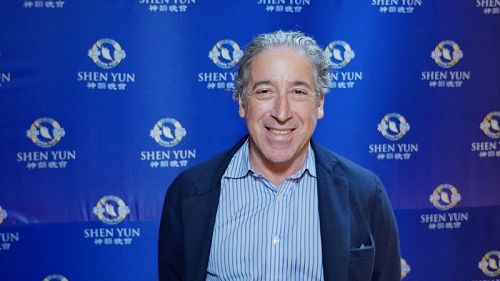 图4:CBS体育台副总裁Bob Rose观赏了一月十二日、纽约林肯中心的演出。演出让他深受启发,也颇感意外:“我被深深地吸引住了,仿佛进入了一个不可思议的奇幻世界。”他说:“世上每个人都应该有机会看神韵,因为她是前所未有的。”