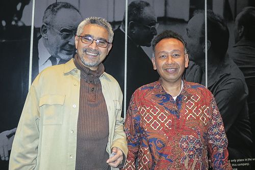 图7:印度尼西亚驻纽约总领事Abdul Kadir Jailani(左)与副总领事、经济参赞Winanto Adi(右)