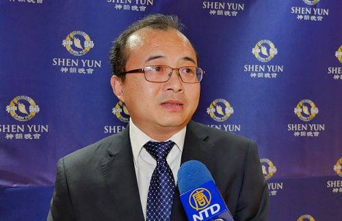 图9:来自中国大陆的建筑工程师吴先生观看神韵后,动容接受采访。他说:神韵演出充分体现了中国传统舞蹈的神韵。