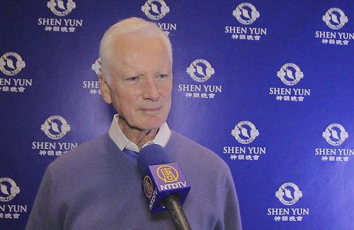 图12:美国第三大电视运营商Cox Communications前执行副总裁Barry R。 Elson向神韵艺术家们致敬。