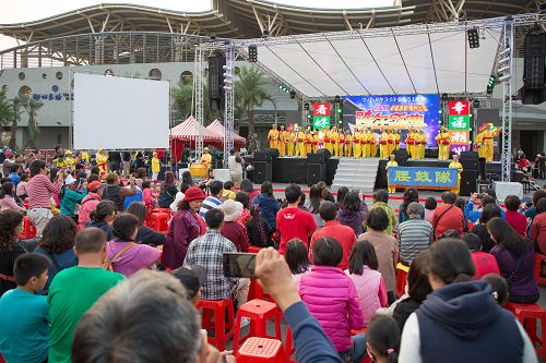 图2:活泼喜气的法轮功学员腰鼓表演,吸引很多民众观赏