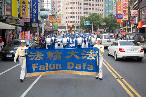 “图3-5:台湾屏东潮州镇岁末祈福游行,法轮功队伍沿途吸引很多民众驻足观看”