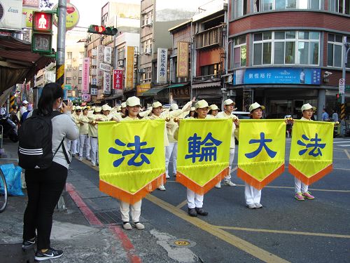 图1-3:台北市大同区法轮功学员应邀参加跨年嘉年华活动,受到热烈赞誉及欢迎。