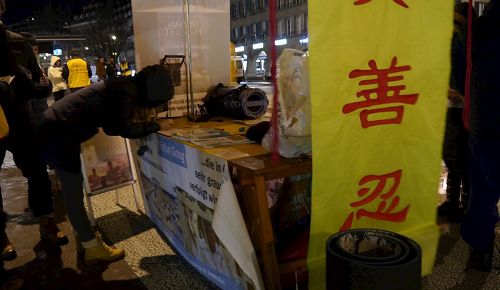 '图3~5:路人签名要求制止活摘器官,停止对法轮功的迫害及对元凶江泽民提起诉讼'