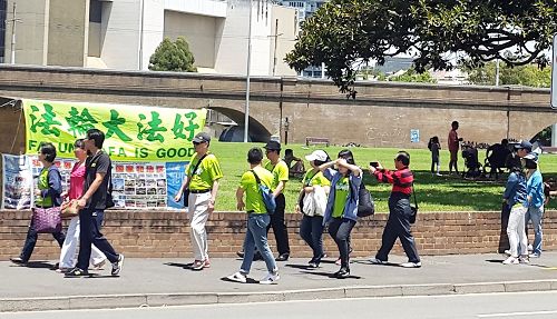 '图1~3:悉尼鱼市场(Sydney Fish Market)旅游景点前,中国大陆游客观看法轮功真相横幅'