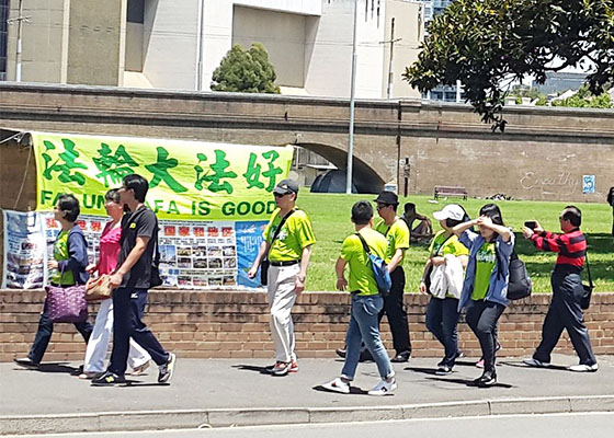 悉尼华人游客:真羡慕你们法轮功