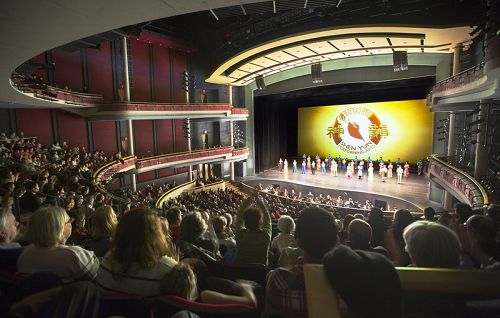图2:神韵世界艺术团在加拿大密西沙加演出,图为一月二十一日下午场现场