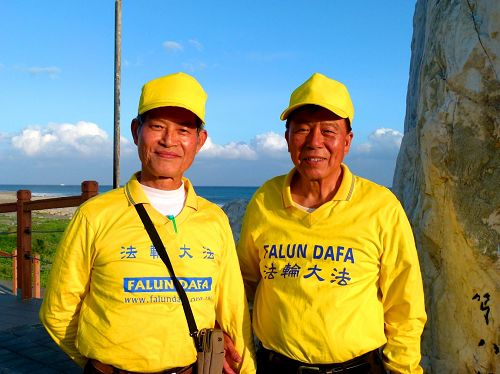 '图6:林先生(右)和郑先生表示,感恩师父,修大法让他们明白生命的意义。'