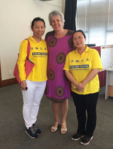 '图3:马斯特顿(Masterton)市长Lyn Patterson女士和法轮功学员合影'