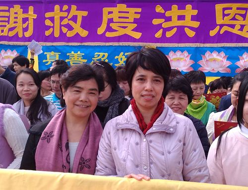 '图:管理书店的学员雪梅(右)与书店学法组学员合照。她说,新得法来请书的学员越来越多。'