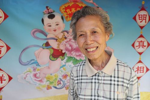 '图:法轮功学员胡太表示,民众对了解真相的态度越来越正面。'