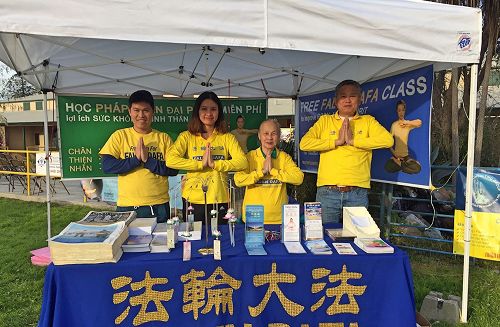 '图6:越南裔学员们向李洪志师父拜年,恭祝师父:新年快乐!'