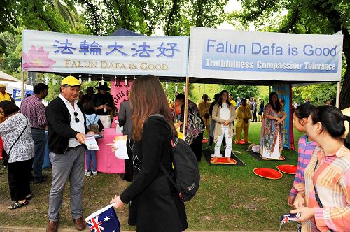 '图1~3:法轮功学员在一年一度的国庆日游园会上展示功法、义务教功。游客了解反迫害真相。'
