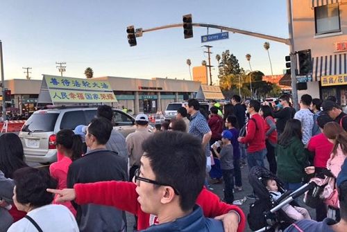 '图5-7:洛杉矶学员自制的“真相车”,非常醒目,吸引众多过往民众瞩目。'