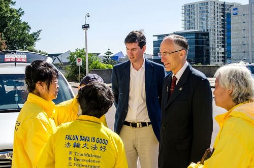'图1:西澳南河区(Southern River)议员彼得?阿贝茨(Peter Abetz)来到州议会大厦前支持“汽车之旅”活动。'
