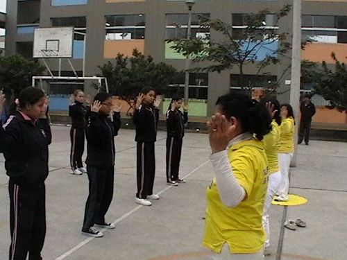 '图1~8:秘鲁首都利马的特雷莎冈萨雷斯女子中学的师生学炼法轮功'