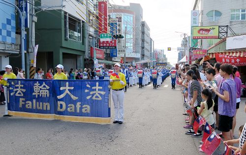 图1-4: 天国乐团再次受邀参加彰化县的双十节庆典,在和美镇的街道上表演,受到民众的喜爱。