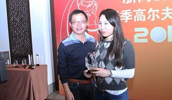 '孙茜(右)参加浙商创投杯2012春季高尔夫邀请赛,获女子“总杆季军”。(网路照片)'
