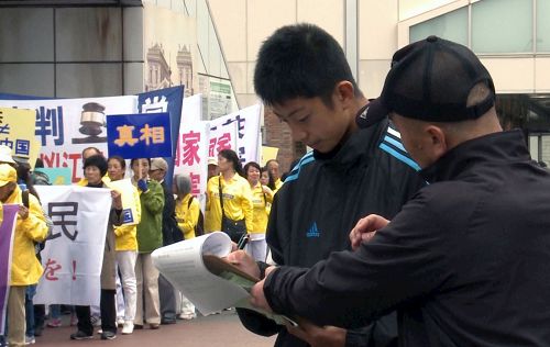 '图1~6:游行队伍所经之处,日本民众签名支持。'