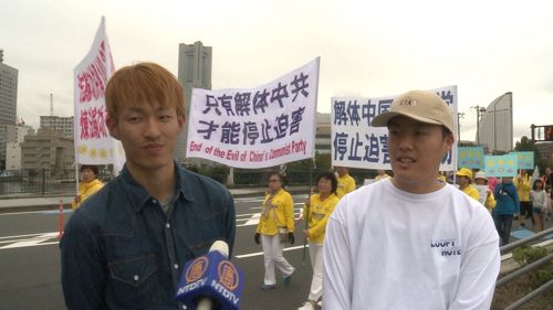 '图7:两位日本青年谴责迫害法轮功'