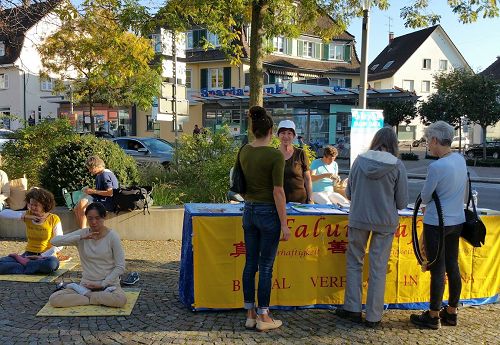 '图1~2:法轮功学员在德国西南边陲小城威尔市(Weil am Rhein)举办了法轮功信息日'